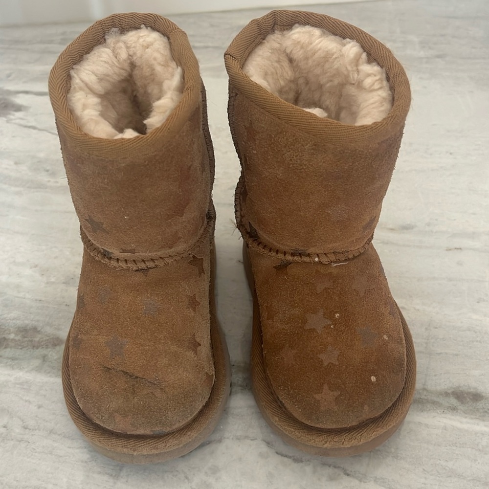 UGG Kids’ Classic Short Star Boot